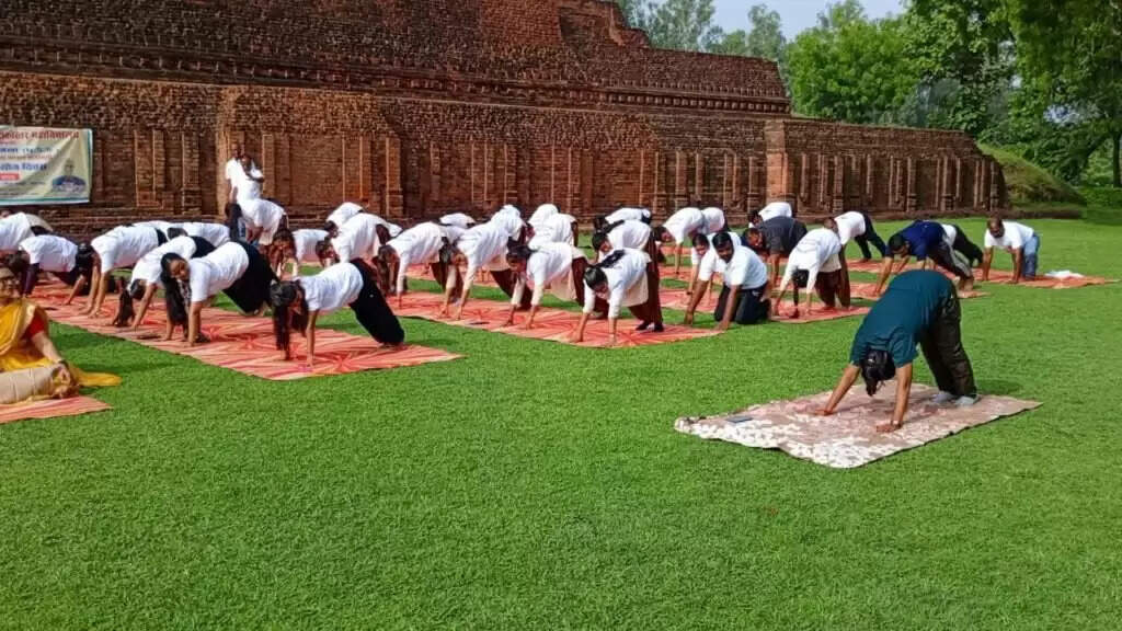 World Yoga Day : सारनाथ में लोगों ने किया योगासन, योग के वैज्ञानिक लाभ और महत्व के बारे में जाना