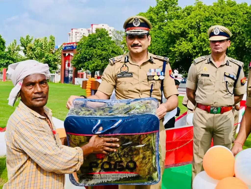 Police Commissioner: राष्ट्रपिता गांधी व शास्त्री जयंती पर पुलिस आयुक्त ने किया माल्यार्पण, दिलाई स्वच्छता की शपथ