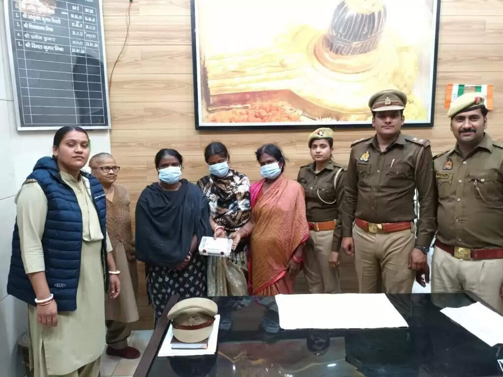 चौक थाना पुलिस ने चोरी करने वाली 3 महिला शातिर चोरों को गिरफ्तार किया, आभूषण व 800 रुपये बरामद