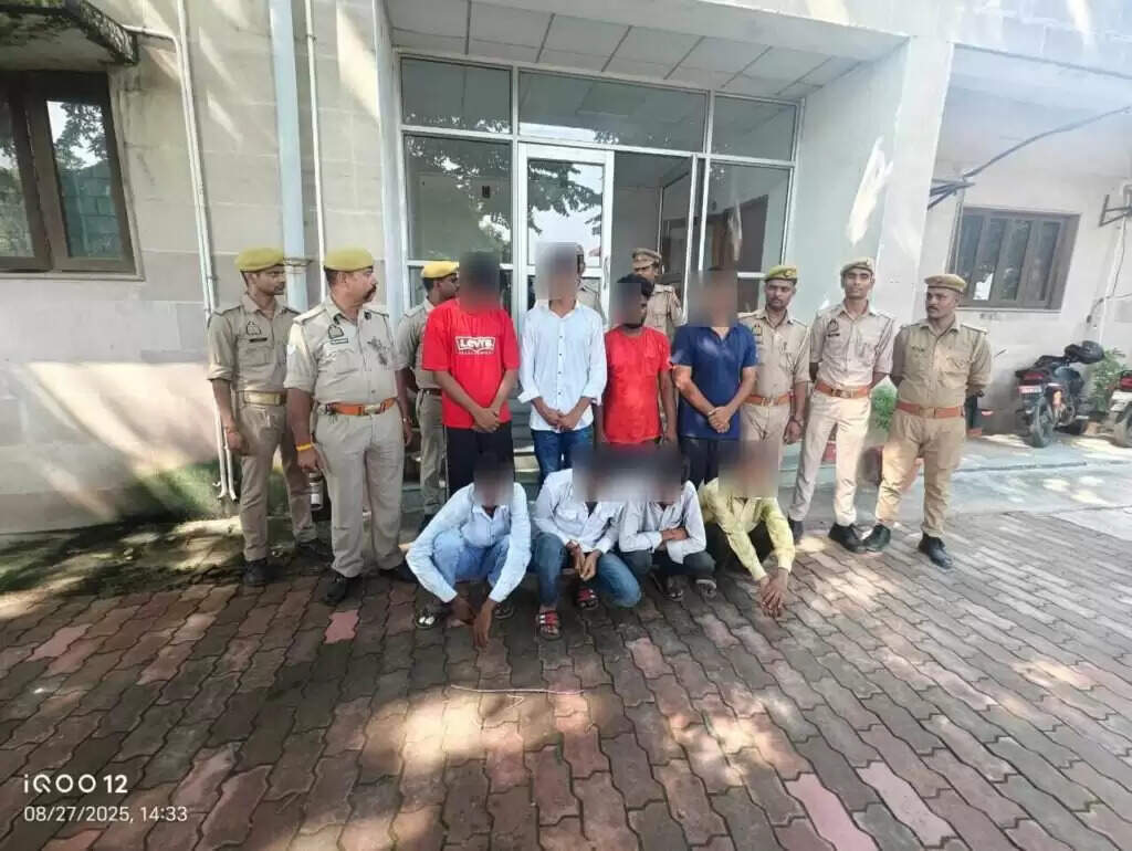 Varanasi Police: भेलूपुर पुलिस ने फर्जी बैंक खाता गिरोह का भंडाफोड़ किया, 8 गिरफ्तार