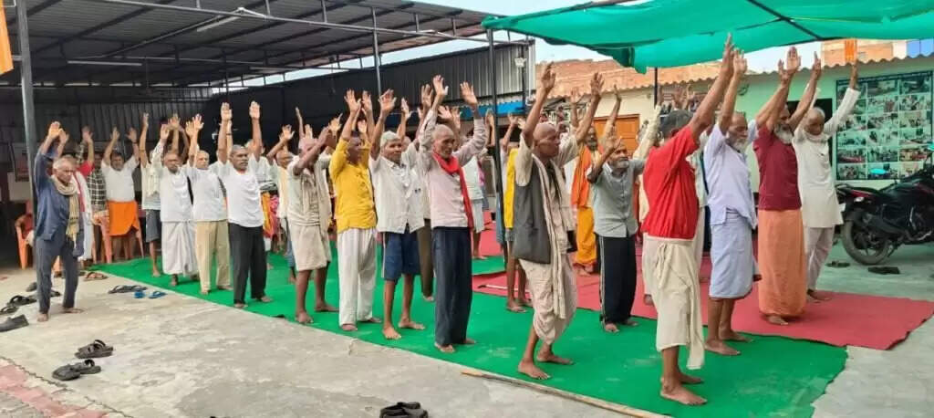 World Yoga Day : योग दिवस पर योगी सरकार का अनूठा प्रयास, 75 जिलों के वृद्धाश्रमों और सर्वोदय विद्यालयों में गूंजे योग के मंत्र