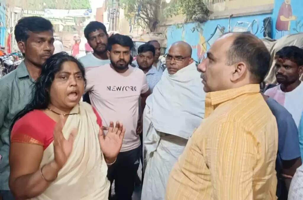 Varanasi : जैतपुरा में युवक की हत्या के मामले में कांग्रेस ने की मृतक के परिजनों से मुलाकात, दिलाया न्याय का भरोसा