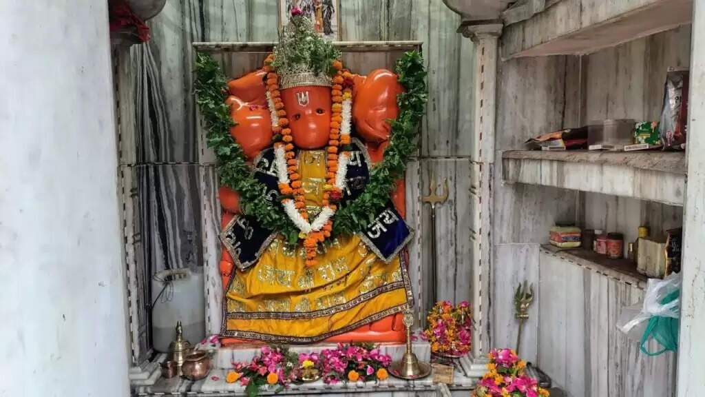 Varanasi : हनुमान चालीसा पढ़ने से रोका तो हिंदू संगठनों ने बीच सड़क किया पाठ, बोले- जब मस्जिद और मजारों पर...