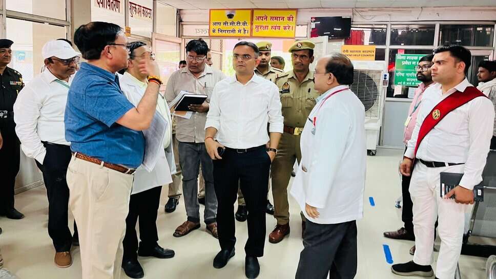 DM Satyendra Kumar ने जिला अस्पताल का किया औचक निरीक्षण, व्यवस्थाओं में सुधार के दिए निर्देश