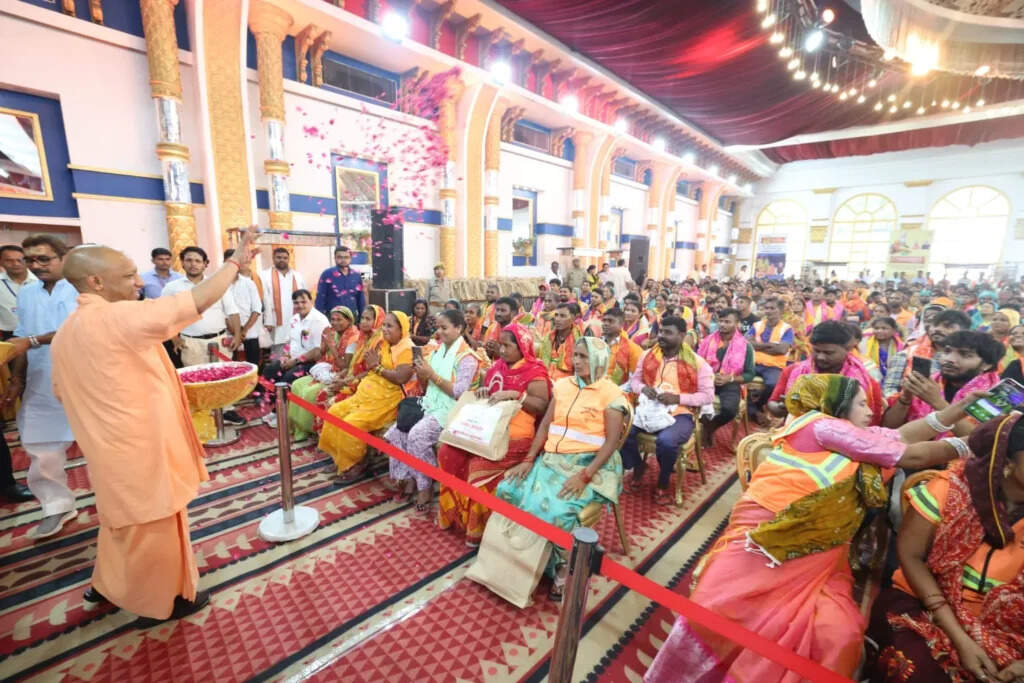 Varanasi: CM Yogi का ऐलान, सफाईमित्रों पर की पुष्पवर्षा, खाते में जल्द आएंगे 16-20 हजार रुपये