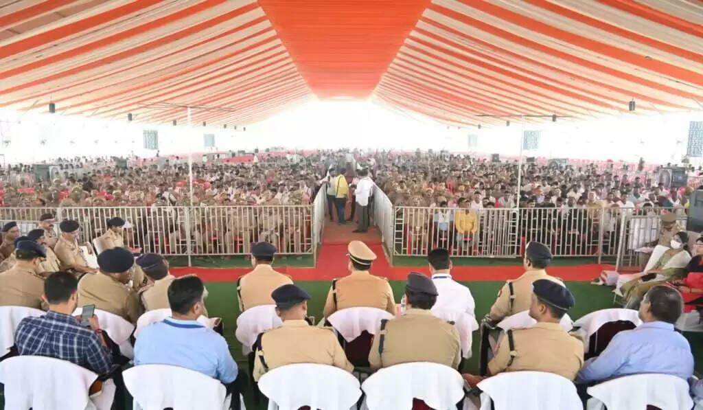 Varanasi Police : प्रधानमंत्री के आगमन को लेकर पुलिस सतर्क, ग्रैंड रिहर्सल के साथ हुई व्यापक ब्रीफिंग