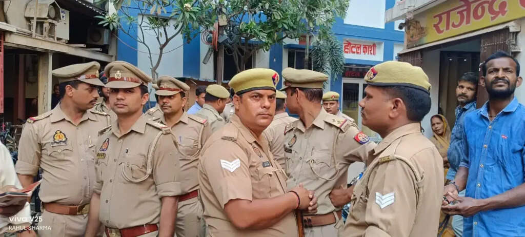 Varanasi Police: गैंगरेप घटना के बाद पुलिस का सघन चेकिंग अभियान, स्पा पार्लर और गेस्ट हाउस पर कड़ी नजर