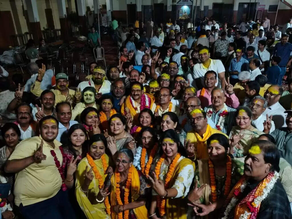 Kashi Agrawal Samaj Election 2025-28 : संतोष कुमार अग्रवाल फिर सभापति, डॉ. रचना अग्रवाल बनीं पहली महिला प्रधानमंत्री