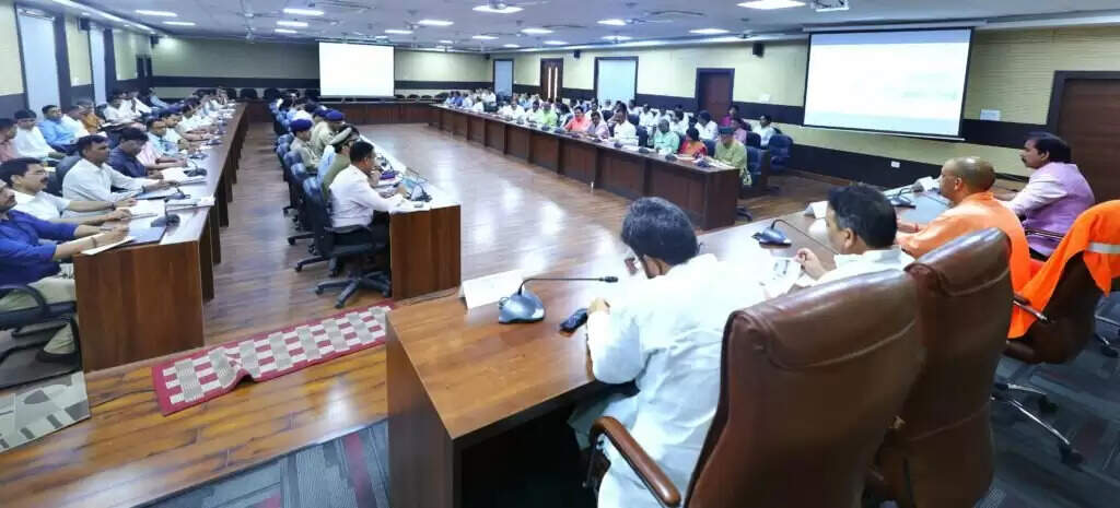 वाराणसी में CM Yogi की उच्चस्तरीय समीक्षा बैठक, विकास परियोजनाओं में तेजी और कानून व्यवस्था पर विशेष जोर