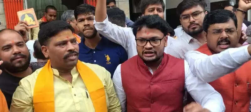 Varanasi : हनुमान चालीसा पढ़ने से रोका तो हिंदू संगठनों ने बीच सड़क किया पाठ, बोले- जब मस्जिद और मजारों पर...