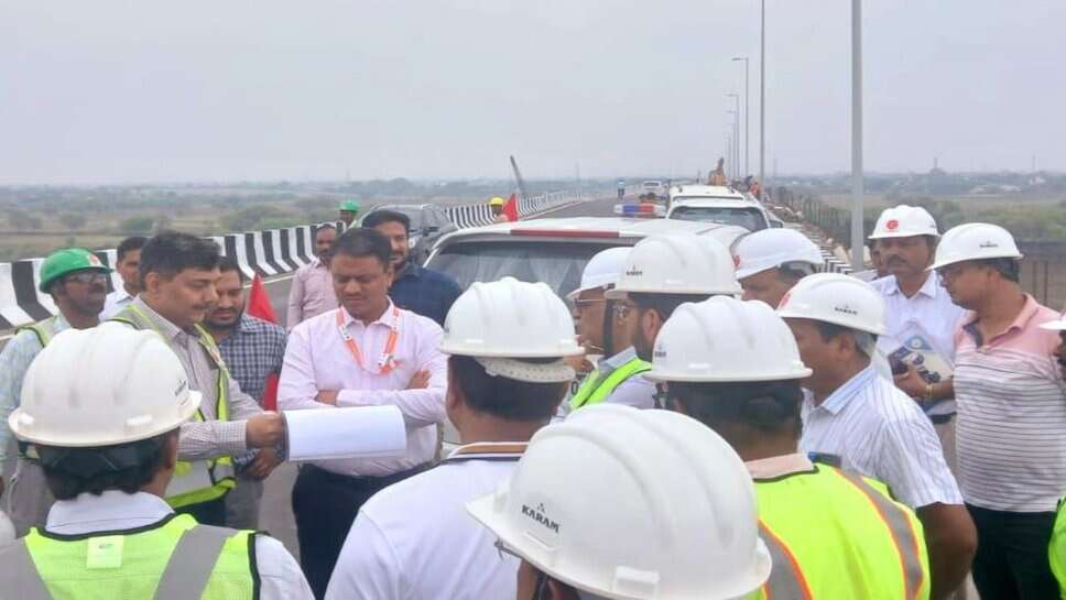 Varanasi : नव निर्मित गंगा ब्रिज का मंडलायुक्त ने किया औचक निरीक्षण, अफसरों को दिए काम शीघ्र पूर्ण कराने के दिए निर्देश