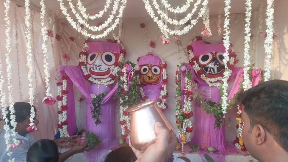 Varanasi : 84 घाटों के गंगा जल से प्रभु जगन्नाथ का हुआ जलाभिषेक, भक्तों के प्रेम में भीगकर भगवान होंगे बीमार, अब 15 दिन करेंगे विश्राम