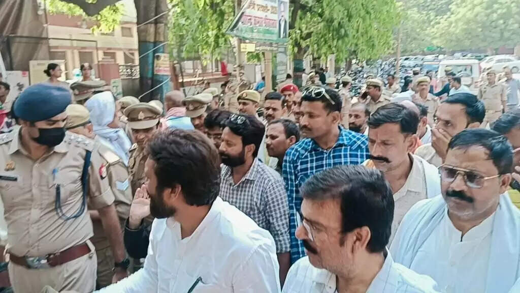 Karni Sena protest : करणी सेना का जिलामुख्यालय पर प्रदर्शन, सपा नेताओं हरीश मिश्रा और संदीप मिश्रा पर फूटा गुस्सा