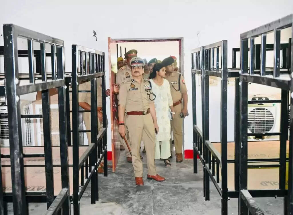 Varanasi :आयुक्त मोहित अग्रवाल ने रिक्रूट आरक्षियों के प्रशिक्षण और रहने की व्यवस्था का किया निरीक्षण, दिए आवश्यक निर्देश