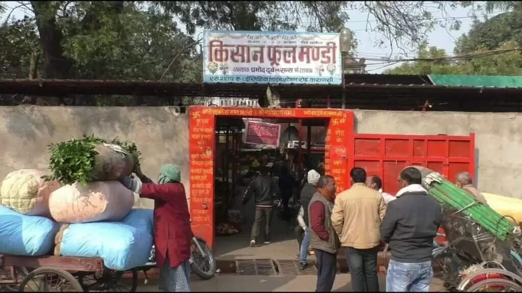 Navratri 2025 : इंग्लिशिया लाइन फूल मंडी मार्केट में त्योहार से पहले फूलों की कीमतों में उछाल