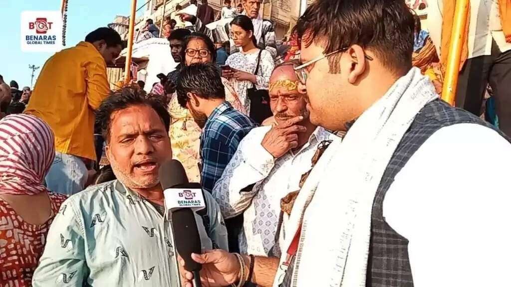 काशी में माघी पूर्णिमा पर गंगा में डुबकी के बाद बाबा विश्वनाथ के दर्शन के लिए उमड़ी भीड़