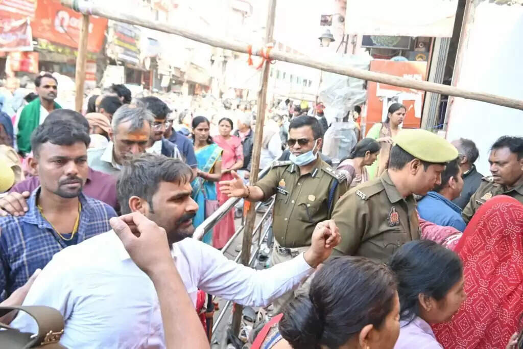 वाराणसी में श्रद्धालुओं की भीड़ नियंत्रण और सुरक्षा व्यवस्था की समीक्षा, अपर पुलिस आयुक्त ने किया निरीक्षण