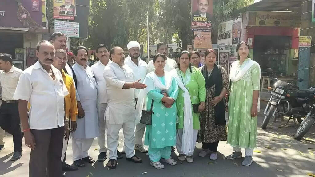 Liquor Shop Chaos : कांग्रेस नेता राघवेंद्र चौबे के नेतृत्व में महिलाओं ने जिलाधिकारी को सौंपा ज्ञापन