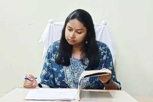 Income certificate scam in Ghazipur: 7 लेखपाल निलंबित, संविदा कर्मियों पर FIR