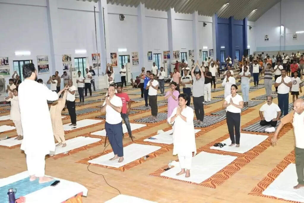 World Yoga Day : पूर्वांचल विश्वविद्यालय में 'एक पृथ्वी, एक स्वास्थ्य' के संकल्प संग मना अंतरराष्ट्रीय योग दिवस