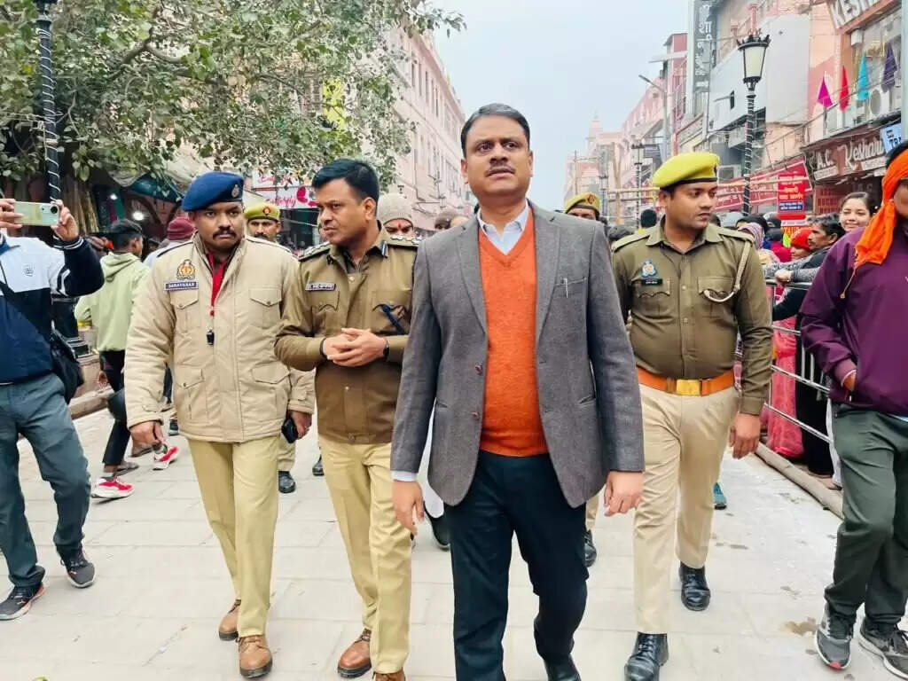 जिलाधिकारी ने दशाश्वमेध घाट से काशी विश्वनाथ कॉरिडोर तक किया निरीक्षण, अधिकारियों को दिए जरूरी निर्देश