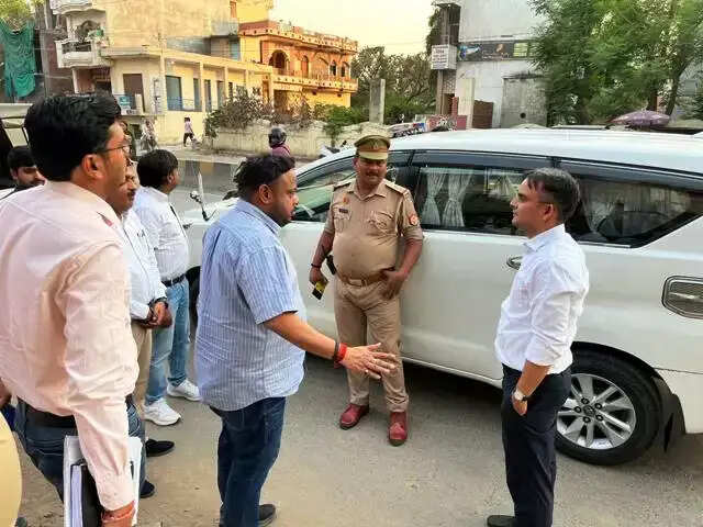 Varanasi DM : लहरतारा-बीएचयू-रवींद्रपुरी मार्ग का जिलाधिकारी ने किया औचक निरीक्षण, विकास कार्यों की गुणवत्ता पर दिया विशेष जोर