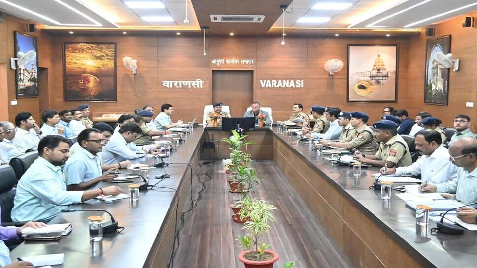 PM Modi के वाराणसी आगमन की तैयारियों का जायजा लेने पहुंचे DGP-UP, अफसरों को दिया आदेश- सुरक्षा व्यवस्था में न हो कोई चूक