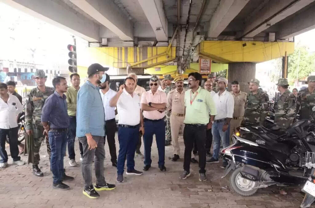 Varanasi Night Market की 25 दुकानें नगर निगम ने कराई खाली, 48 घंटे में पूरी मार्केट हटाने का अल्टीमेटम