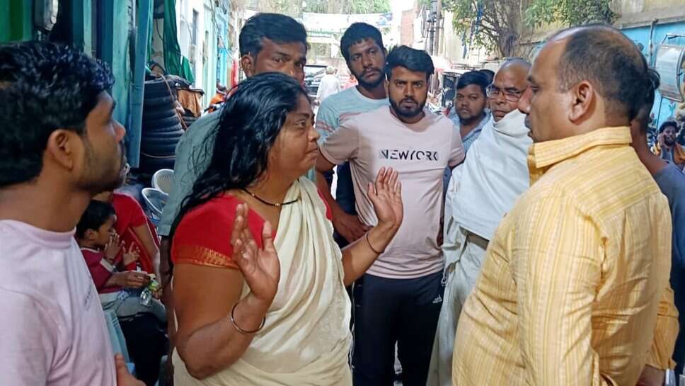 Varanasi : जैतपुरा में युवक की हत्या के मामले में कांग्रेस ने की मृतक के परिजनों से मुलाकात, दिलाया न्याय का भरोसा