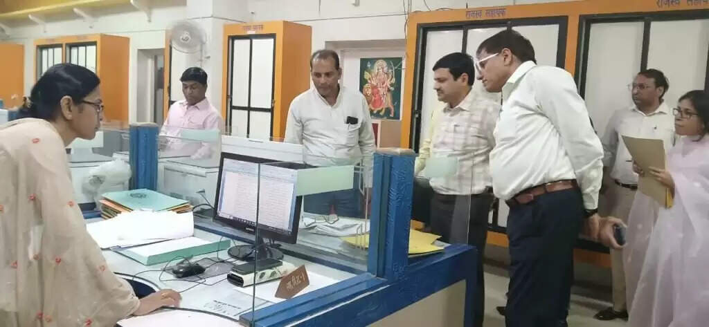 Varanasi court inspection : मंडलायुक्त ने कमिश्नरी न्यायालय का किया निरीक्षण, लंबित मामलों के शीघ्र निस्तारण के निर्देश