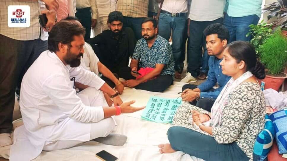 BHU PHD प्रवेश में गड़बड़ी का आरोप: धरने पर बैठी छात्रा को करणी सेना और विपक्षी संगठनों का मिला समर्थन