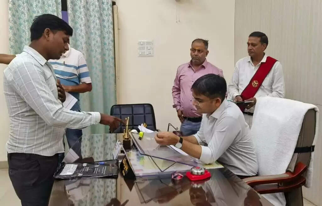 Varanasi: जिलाधिकारी ने जनता दर्शन में सुनीं फरियादियों की समस्याएं, त्वरित निस्तारण के निर्देश