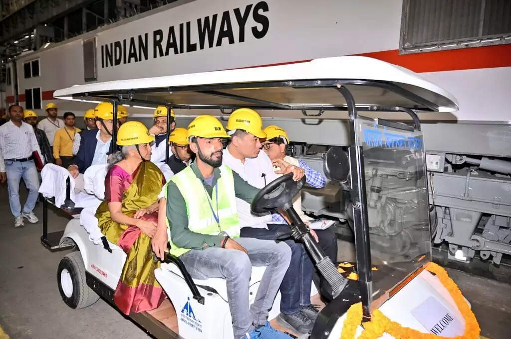 वाराणसी में वित्त मंत्री निर्मला सीतारमण ने किया बरेका निर्मित विद्युत रेल इंजन WAP-7 का लोकार्पण