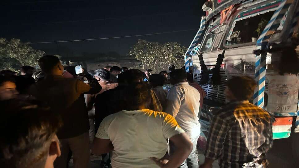 Road Accident : जौनपुर में दर्दनाक सड़क हादसा, ट्रक की चपेट में आकर बाइक सवार की मौत