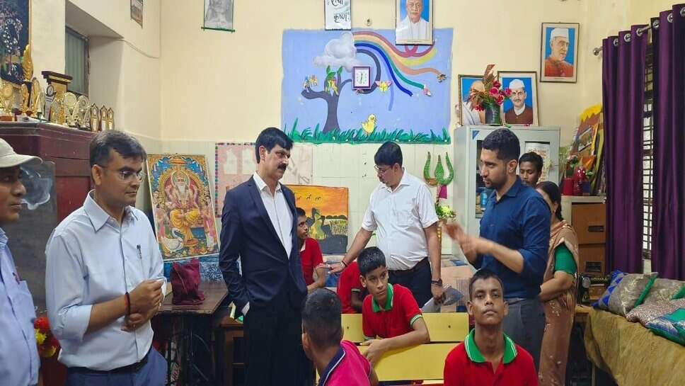 Varanasi : जिला जज और डीएम ने बाल गृहों का किया निरीक्षण, बच्चों की काउंसिलिंग और शिक्षा पर विशेष ध्यान देने के निर्देश