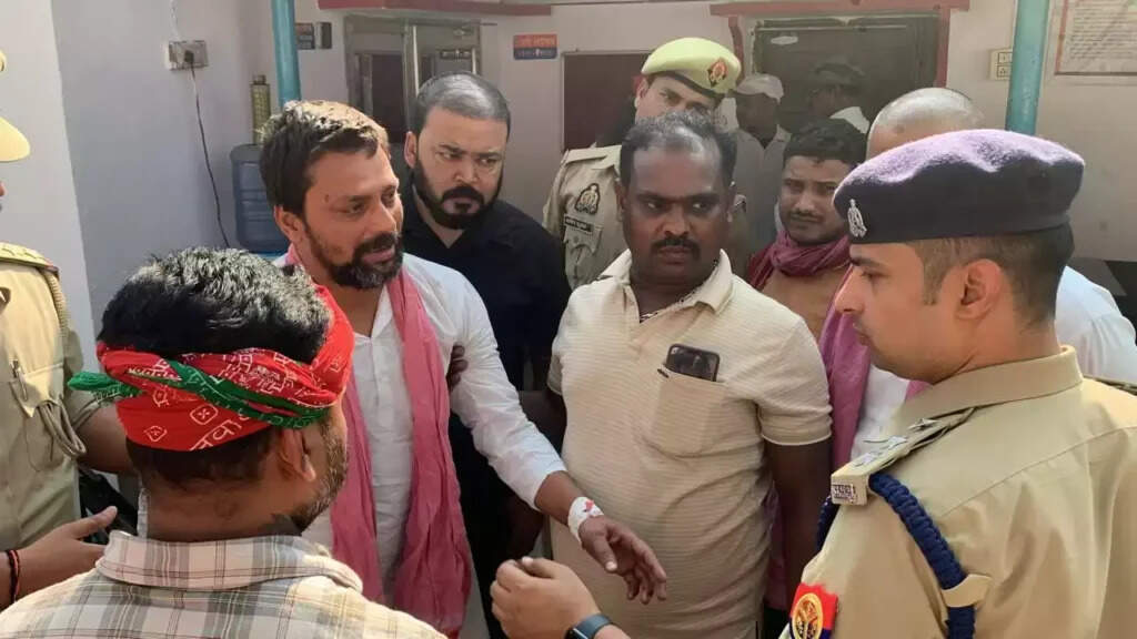 Varanasi Police : काशी विद्यापीठ क्षेत्र में करणी सेना समर्थक पर हमले के आरोपी ‘बनारस वाले मिश्रा जी’ गिरफ्तार