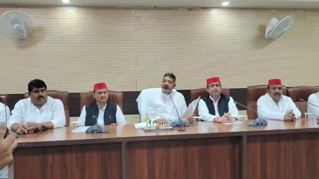 Varanasi : सपा सांसद वीरेंद्र सिंह ने की गरीबों को घरौनी देने की मांग, बोले- बिहार वाला खेल यूपी में भी....