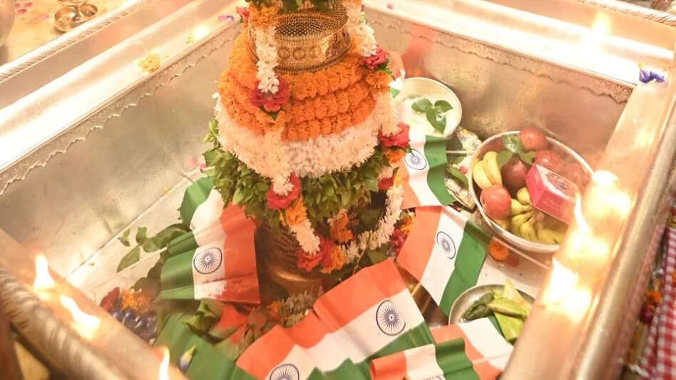 Kashi Vishwanath: 79वें स्वतंत्रता दिवस पर काशी विश्वनाथ का तिरंगा श्रृंगार, भक्त हुए भावविभोर