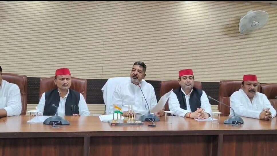 Varanasi : सपा सांसद वीरेंद्र सिंह ने की गरीबों को घरौनी देने की मांग, बोले- बिहार वाला खेल यूपी में भी....