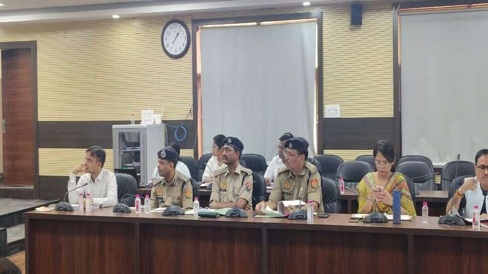 Varanasi : दैवीय आपदा प्रबंधन जांच समिति की बैठक संपन्न, बरसात से पहले जन-जागरुकता अभियान चलाने के निर्देश