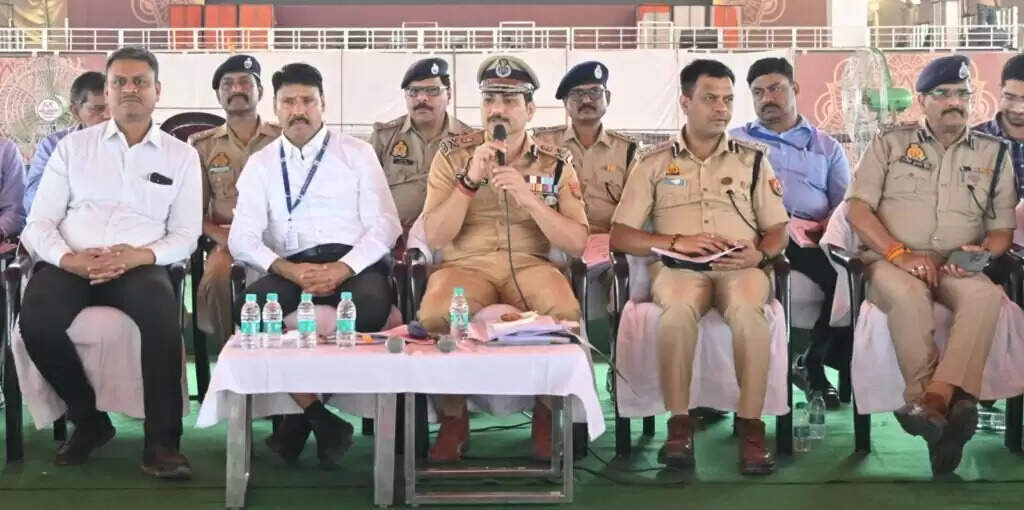 Varanasi Police : प्रधानमंत्री के आगमन को लेकर पुलिस सतर्क, ग्रैंड रिहर्सल के साथ हुई व्यापक ब्रीफिंग