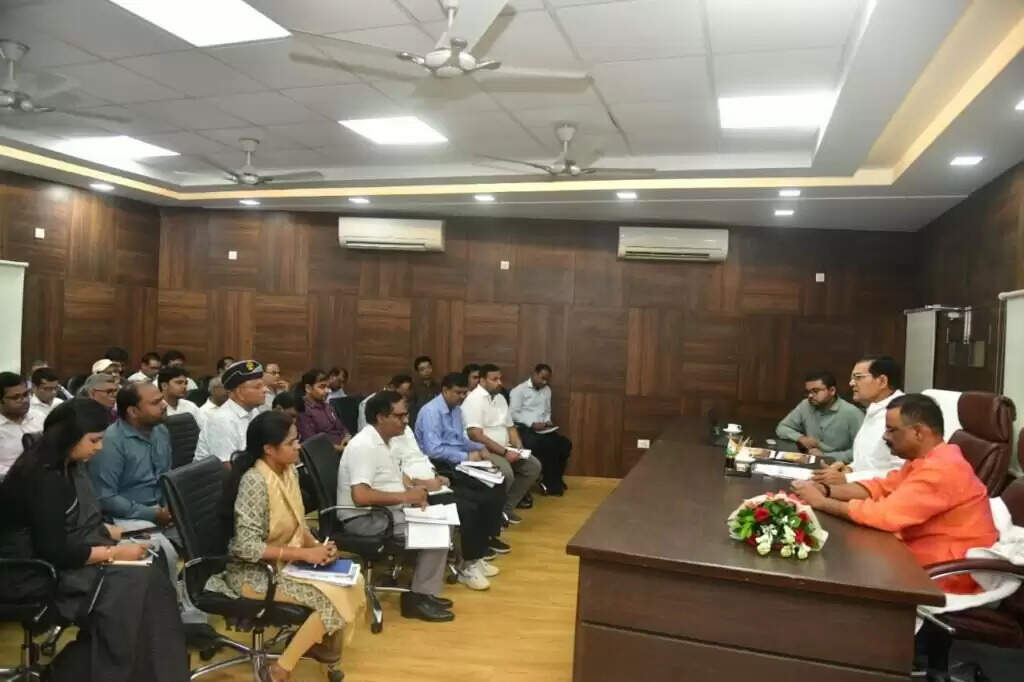 Energy Minister A.K. Sharma ने की समीक्षा बैठक — खुले ट्रांसफॉर्मर और लटके तारों पर जताई नाराजगी, अधिकारियों को दिए सख्त निर्देश