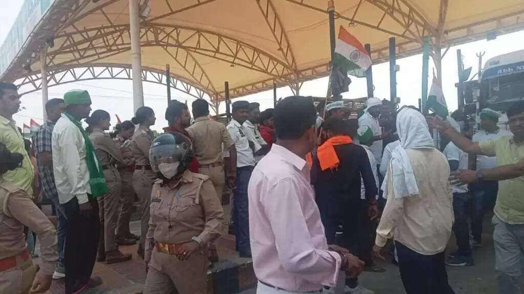 Varanasi : किसानों का प्रदर्शन, सड़क और मुआवजे की मांग पर चोलापुर टोल प्लाजा किया बंद, हाईवे पर घटों लगा रहा लंबा जाम