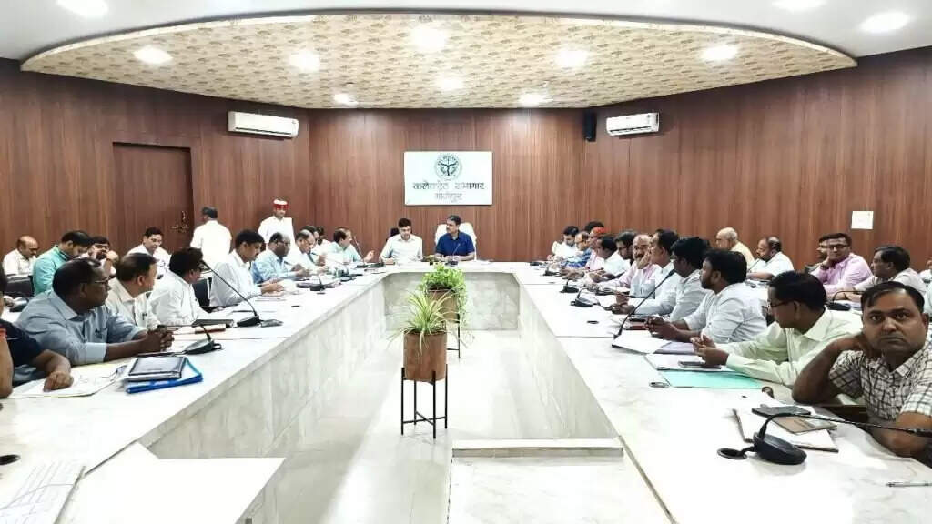 Ghazipur : जनसमस्याओं के समाधान में लापरवाही बर्दाश्त नहीं, मंडलायुक्त ने अधिकारियों को दिए सख्त निर्देश