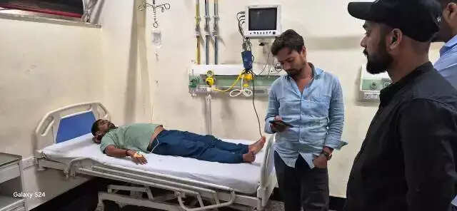 BHU : आमरण अनशन पर बैठे छात्र की हालत बिगड़ी, अस्पताल में भर्ती