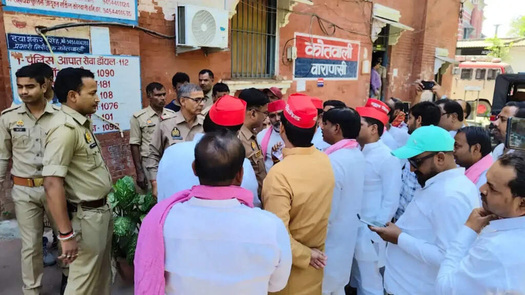 BJP-SP Conflict : अखिलेश यादव का पुतला दहन,सपा कार्यकर्ताओं का फूटा गुस्सा, कोतवाली में प्रदर्शन