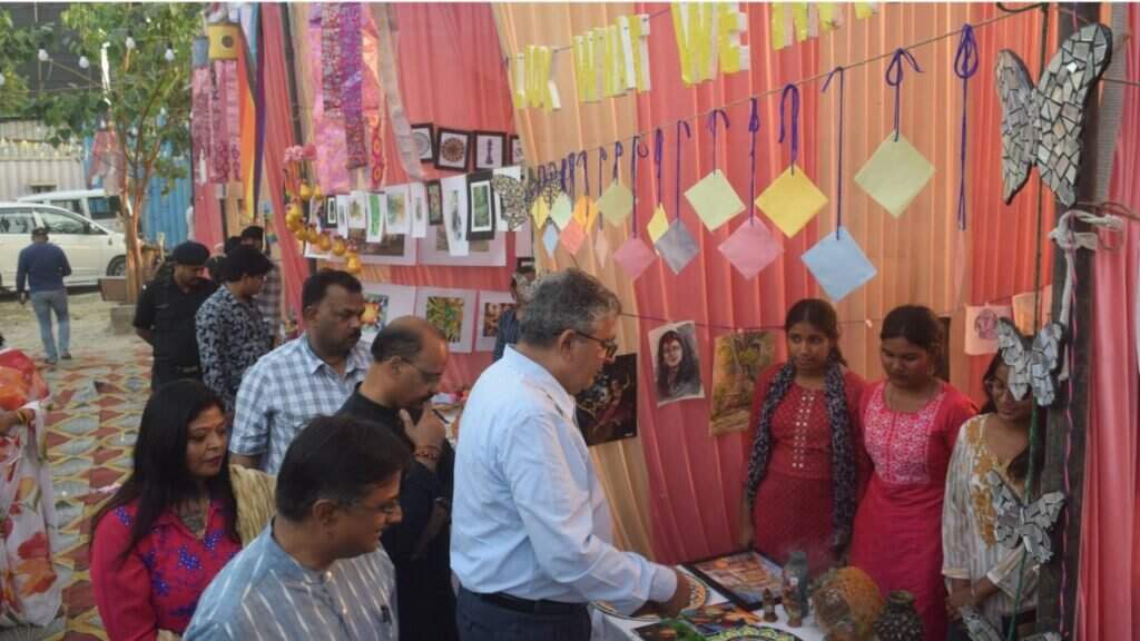 MGKVP Art Exhibition : वार्षिक कला प्रदर्शनी एवं कला मेले का शुभारंभ, कुलपति प्रो. आनन्द कुमार त्यागी ने किया उद्घाटन