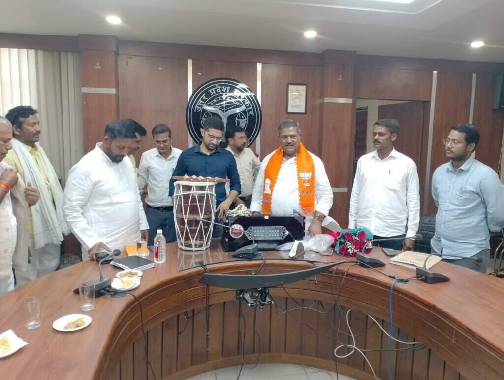 UP Culture Department : स्थानीय लोक कला को बढ़ावा देने हेतु लोक कलाकारों को वितरित की गई वाद्ययंत्र सामग्री