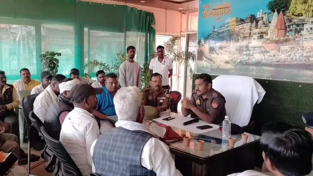 महाशिवरात्रि के दौरान श्रद्धालुओं की सुरक्षा के लिए जल पुलिस और मांझी बंधुओं के बीच बैठक