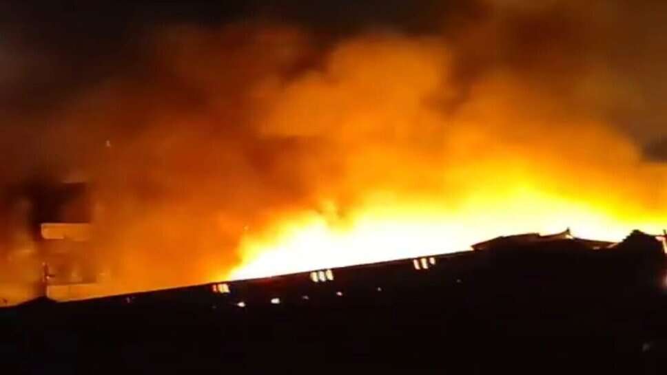 वाराणसी : महमूरगंज में टेंट हाउस के गोदाम में लगी भयावह आग, लाखों का माल खाक